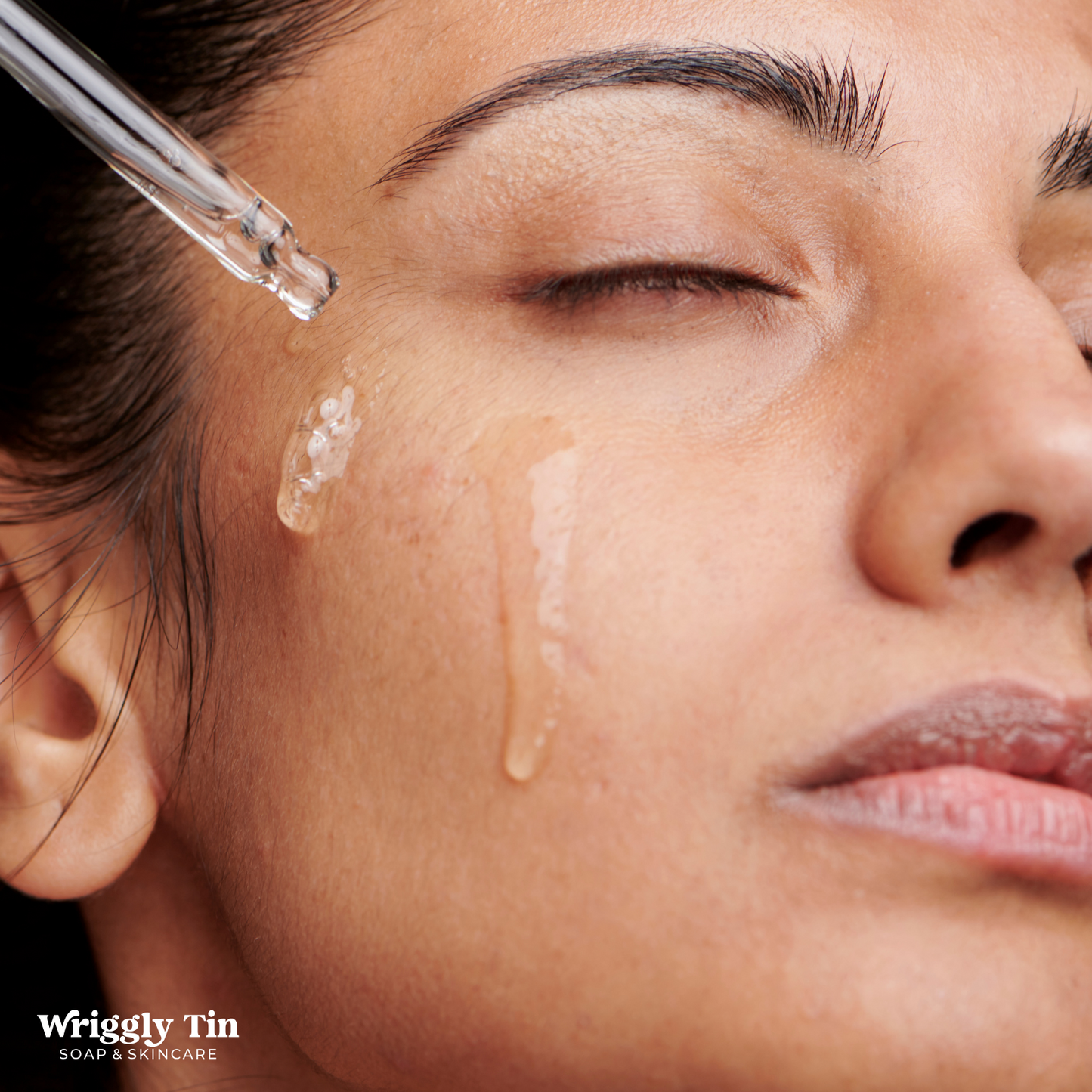 FACIAL SERUM - With Hyaluronic Acid, Vitamin B5 + Fruit Extracts